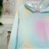 Blusa Infantil Manga Longa com Touca Tie Dye Candy Color Aplicação Pedrinhas Yoyo