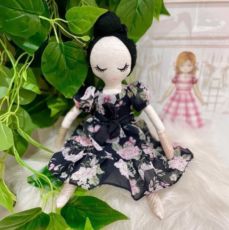 Boneca Infantil Luxo Vestido Preto Sobreposição Tule Floral Fashion Com Laço Petit Cherie