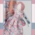 Boneca Infantil Luxo Vestido Rosa Estampado Borboletas Aplicações Strass e Estrelinhas Petit Cherie