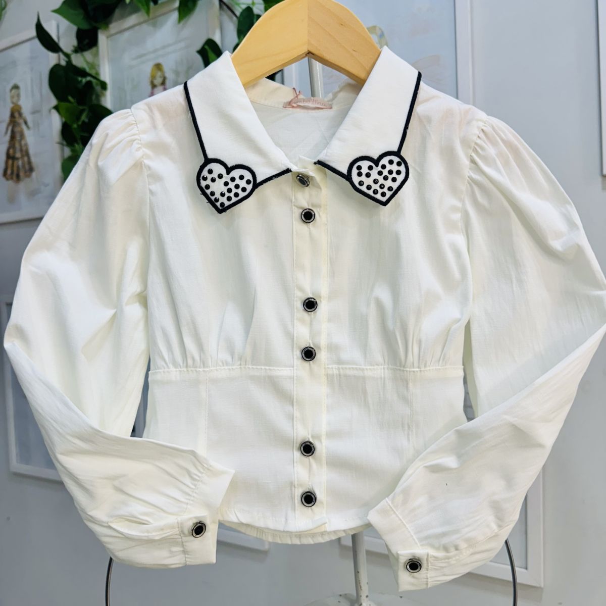 Camisa Infantil Feminina Bambollina Off-White Gola Bordada Coração Strass