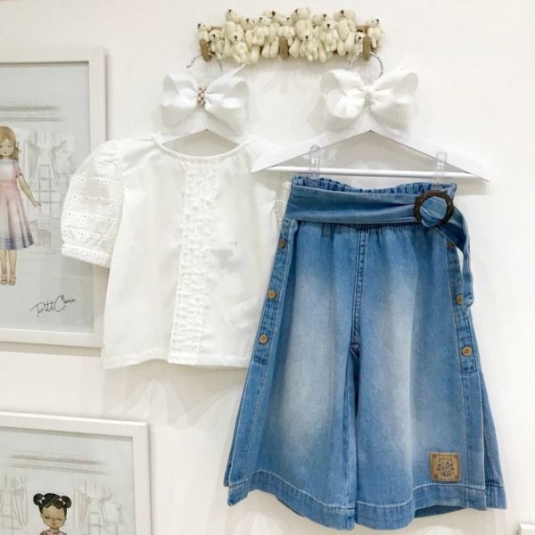 Conjunto Infantil Blusa Branca Lese Mangas e Calça Pantacourt Jeans Cinto e Botões Laterais Animê