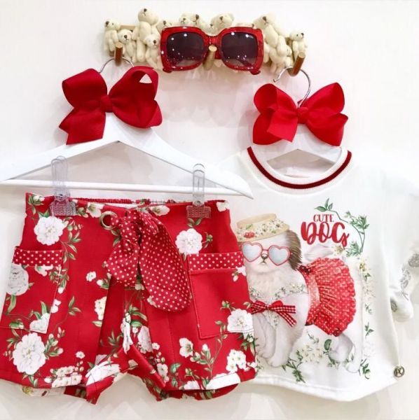 Conjunto Infantil Blusa Branca Cute Dog e Shorts Saia Vermelho Floral Com Aplicações Petit Cherie