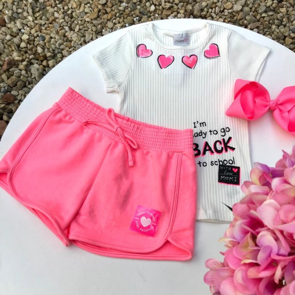 Conjunto Infantil Blusa Canelada Off White Corações School e Shorts Moletom Rosa Neon Sweet Momi
