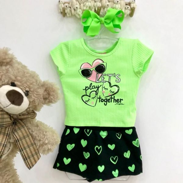 Conjunto Infantil Blusa Canelada Verde Neon e Shorts Saia Preto Corações Verde Neon Love Momi