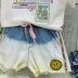 Conjunto Infantil Blusa Manga Curta Tule Plissado Off e Shorts Degradê Jeans Amarelo Petit Cherie