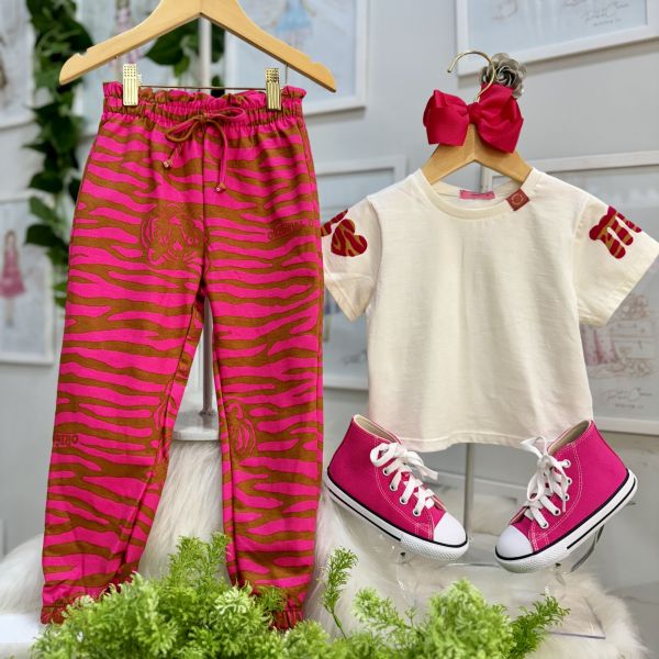 Conjunto Infantil Feminino Momi Blusa Off-White Coração Veludo Calça Jogger Pink Caramelo Tigrinha
