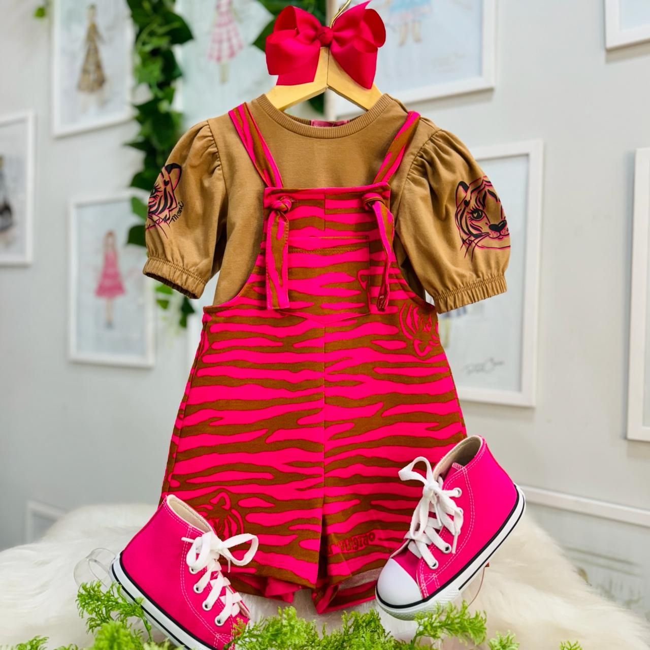Conjunto Infantil Feminino Momi Pink Caramelo Tigrinha Jardineira e Blusa