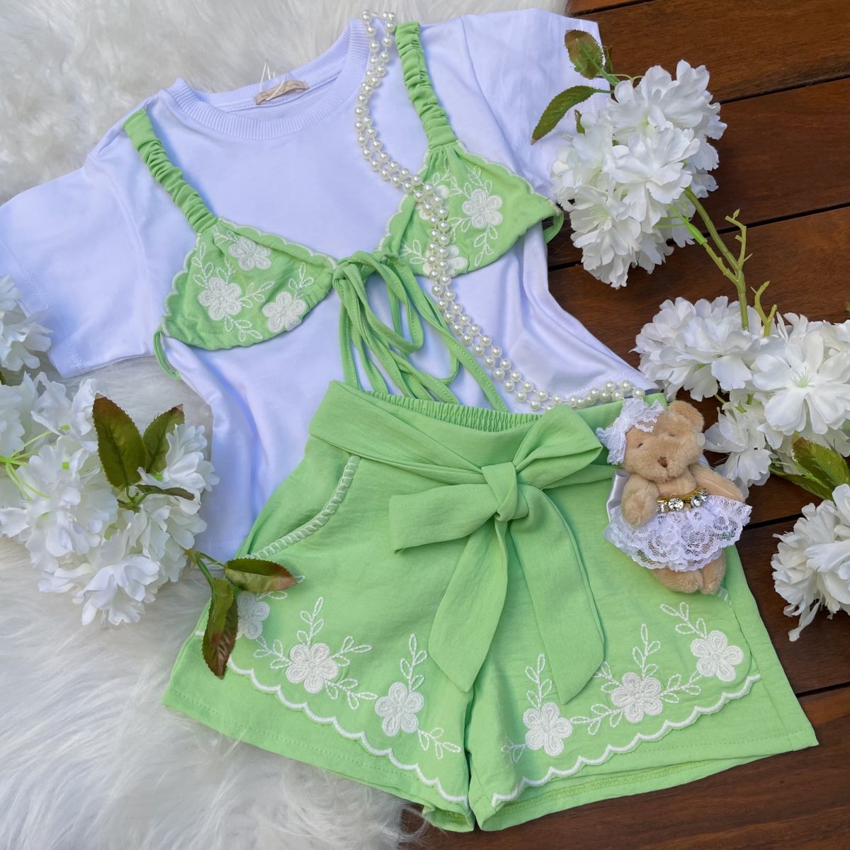 Conjunto Infantil Feminino Petit Cherie Blusa Branca Biquini e Shorts Verde Bordado Crochê Floral