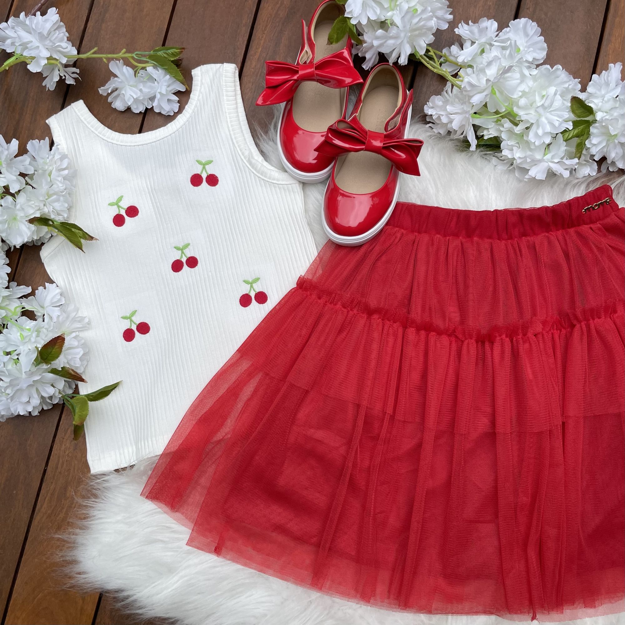 Conjunto Infantil Feminino Momi Blusa Off-White Canelada Cerejas e Saia Vermelha Tule