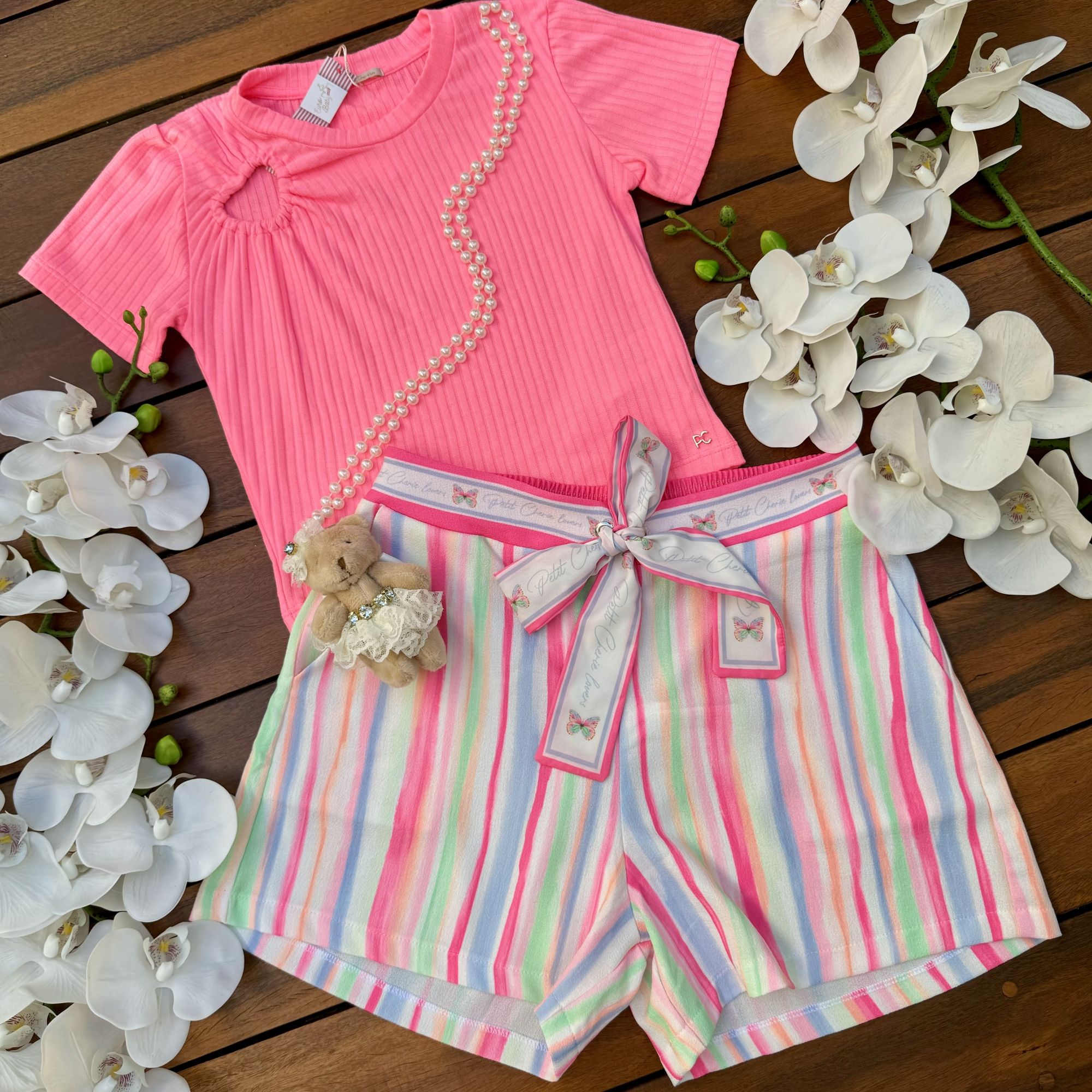 Conjunto Infantil Petit Cherie Blusa Rosa Neon e Shorts Listras Coloridas e Detalhes Borboletas