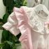 Jardineira Infantil Rosa com Babados e Body Branco Detalhes Bordados em Rosa Claro Roana
