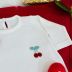 Kit Saída de Maternidade Macacão Off White Bordado Cerejinha e Manta Vermelha Bordô Euro Baby