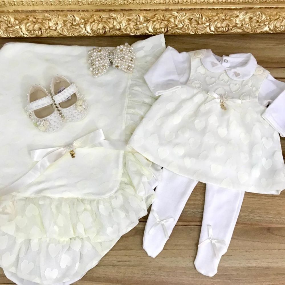 Kit Saída de Maternidade Tule Marfim Com Mini Pérolas Formato Coração e Lacinho Roana