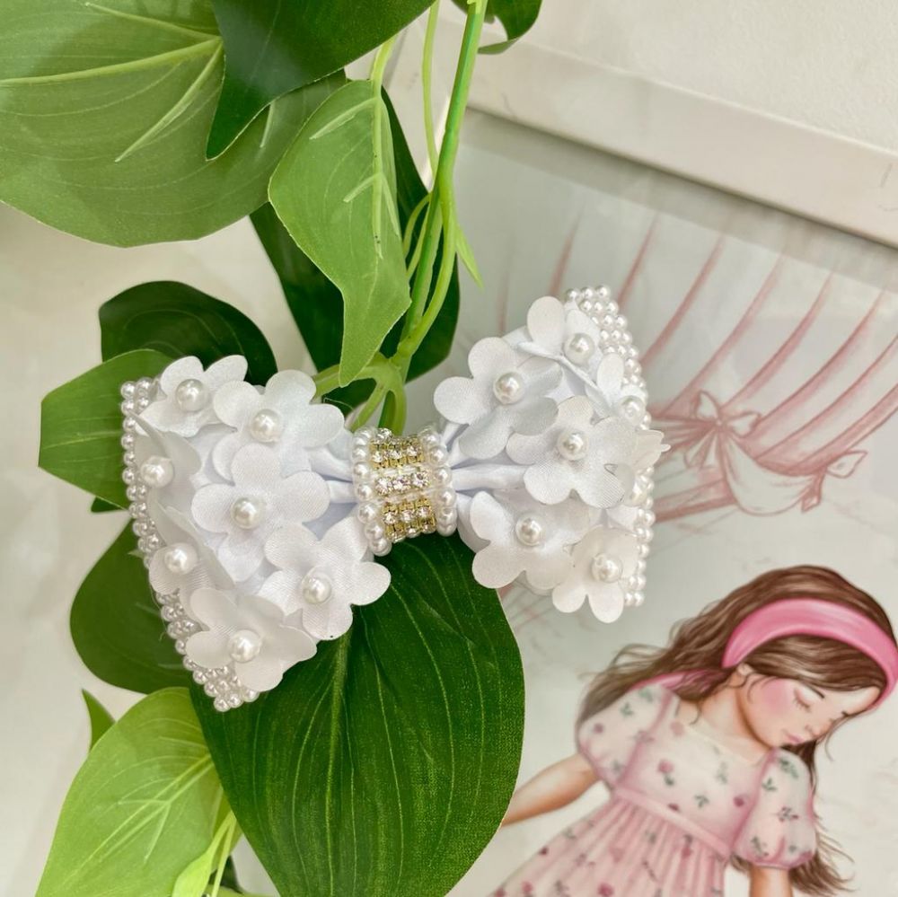 Laço Infantil de Cetim Branco Florido Luxo com Strass e Mini-Pérolas G Euro Baby 
