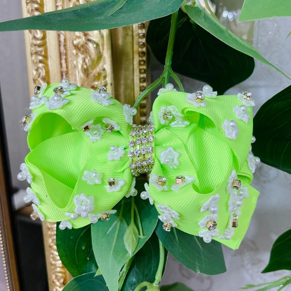 Laço Infantil Euro Baby de Gorgorão Verde Neon Bordado com Mini-Flores Brancas Pérolas e Strass