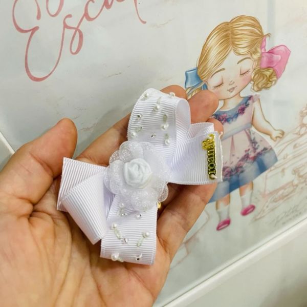 Laço Infantil Roana Branco com Aplique de Flor e Mini-Pérolas Bordadas