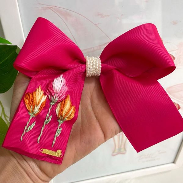 Laço Infantil Roana Pink de Gorgurão com Bordado de Flores Coloridas e Mini Perolas Off-White G
