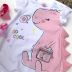 Macacão Infantil Branco Estampado Dinossauro Rosa So Cool Aplicação Strass Momi