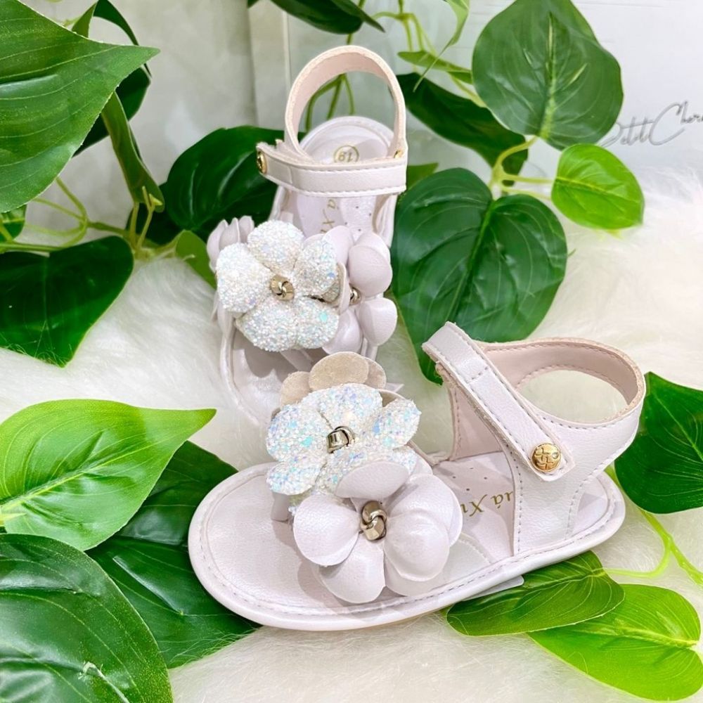 Sandália Infantil Branca Com Aplique de Flor Mini Brilhos Holográficos Xuá Xuá