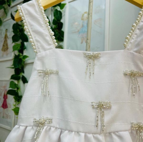 Vestido Infantil de Festa Luluzinha Branco Xadrez Bordado Pedrarias e Pérolas Amarração Costas