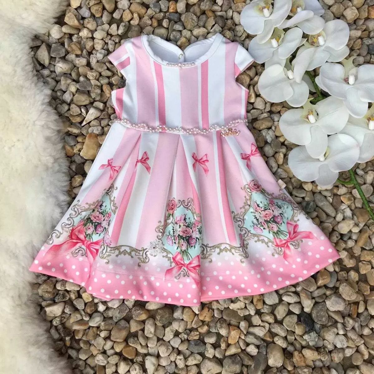 Vestido Infantil Listrado Rosa Bordado com Pérolas Laços e Flores Kiki Xodó