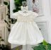 Vestido de Festa Infantil Off White com Renda e Pérolas Gola Babado Satin Roana
