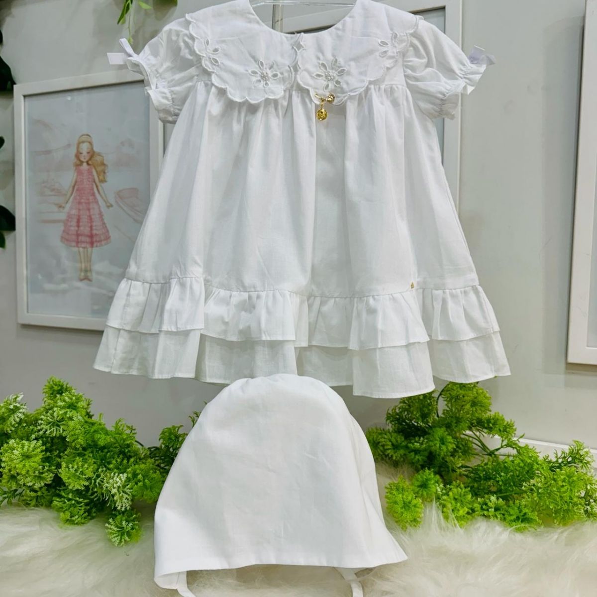Vestido Infantil Roana Branco Gola Laise Bordado Mini Pérolas Broche Strass e Touca