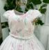 Vestido de Festa Infantil Rosa Flores Sobrep.Tule Branco Plissado Detalhes Pedrarias Petit Cheri